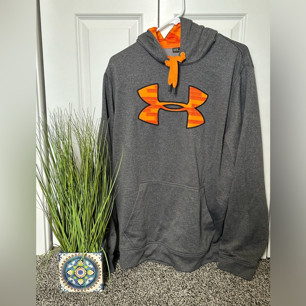 Men’s Large Under Armour Hoodie ♥️